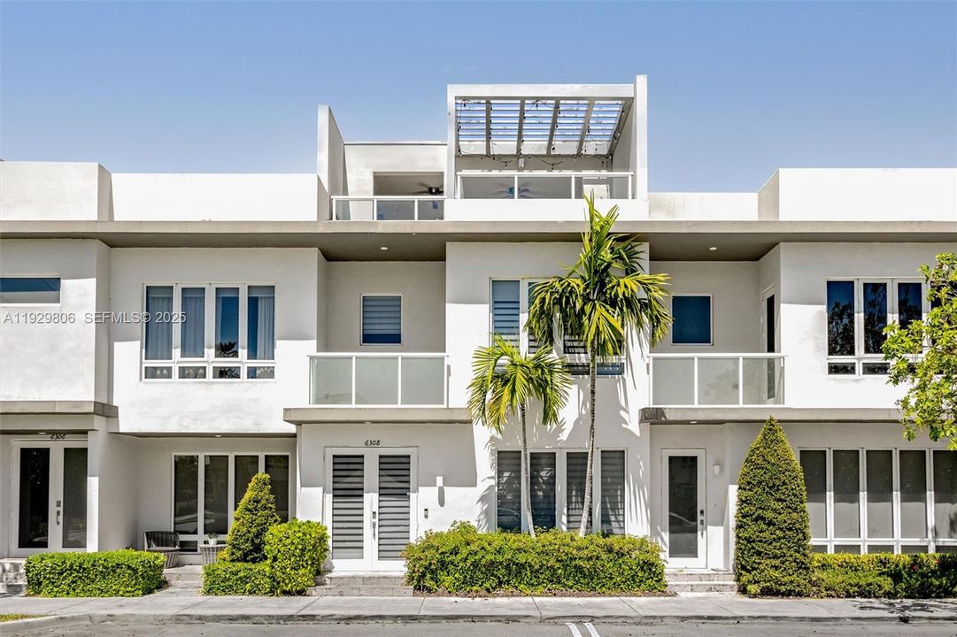 En Renta: $5,200 (4 camas, 3 baños, 2200 Pies cuadrados)