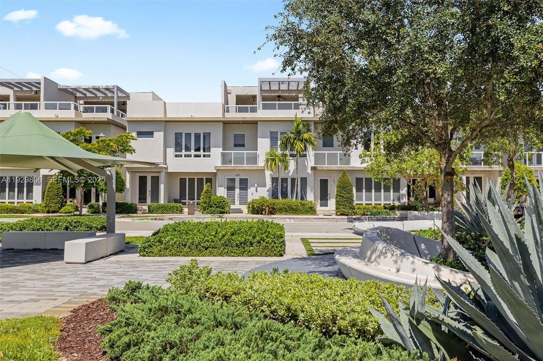 En Renta: $5,200 (4 camas, 3 baños, 2200 Pies cuadrados)