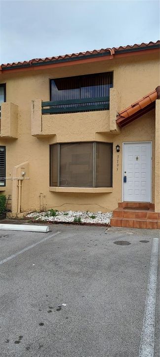 For Rent: $2,800 (2 beds, 1 baths, 1152 Square Feet)