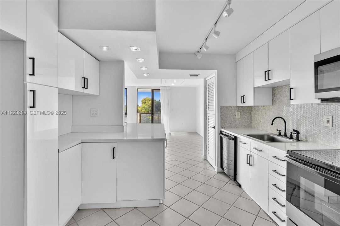 В аренду: $3,300 (2 спален, 2 ванн, 1050 Квадратных фут)