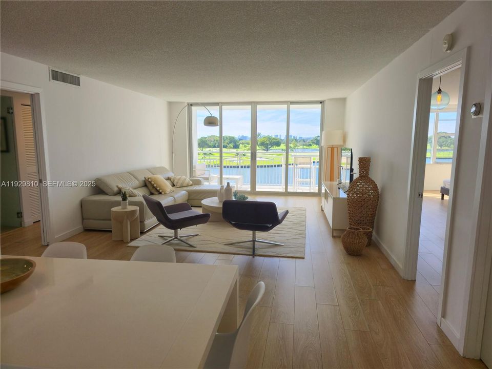 出租: $4,800 (2 贝兹, 2 浴室, 1421 平方英尺)