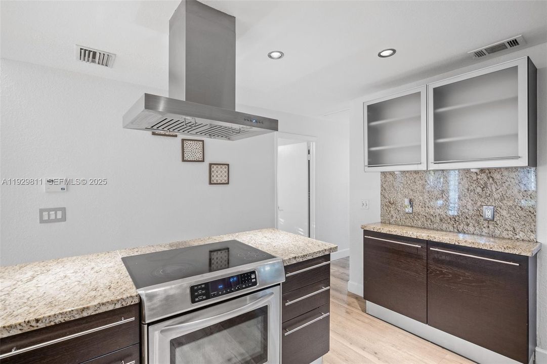 For Sale: $549,900 (3 beds, 2 baths, 1378 Square Feet)