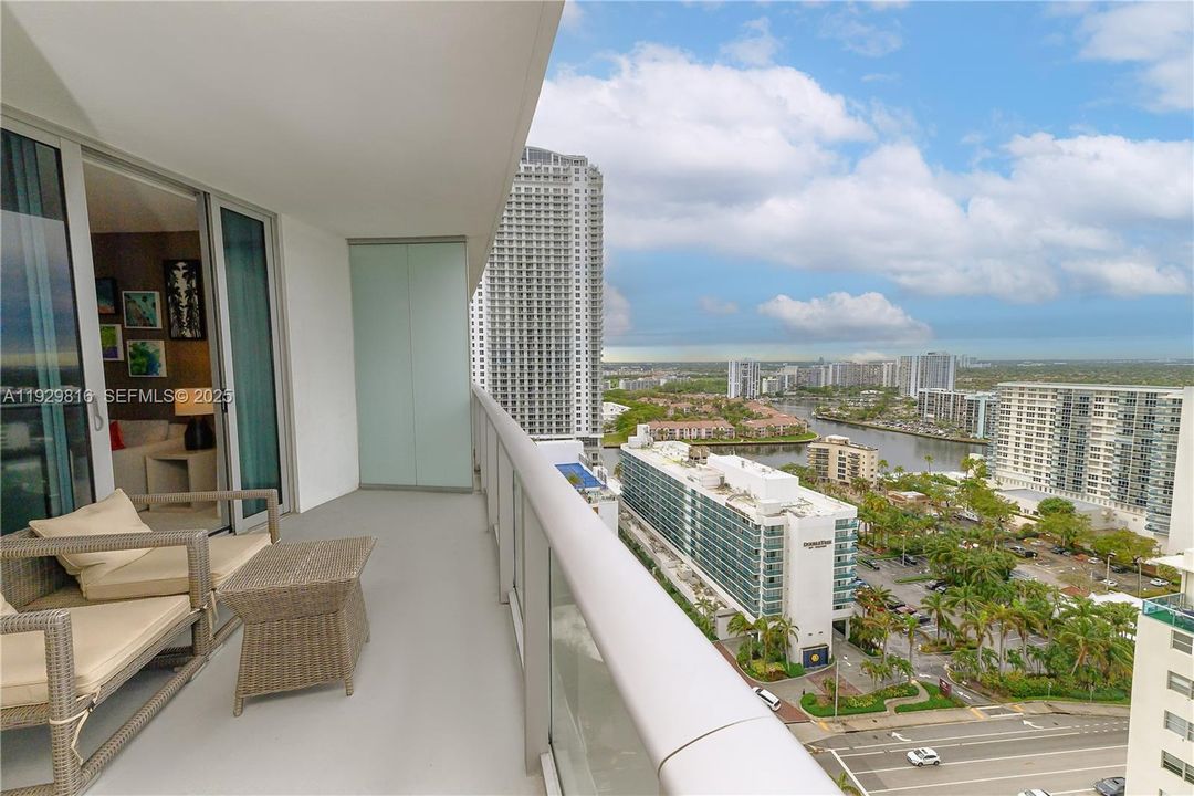 For Sale: $579,000 (1 beds, 1 baths, 850 Square Feet)