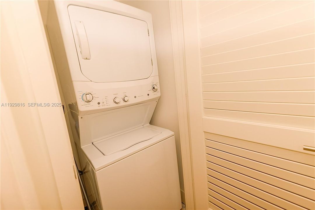 For Sale: $579,000 (1 beds, 1 baths, 850 Square Feet)