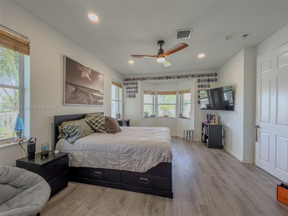 For Sale: $2,700,000 (7 beds, 6 baths, 4787 Square Feet)