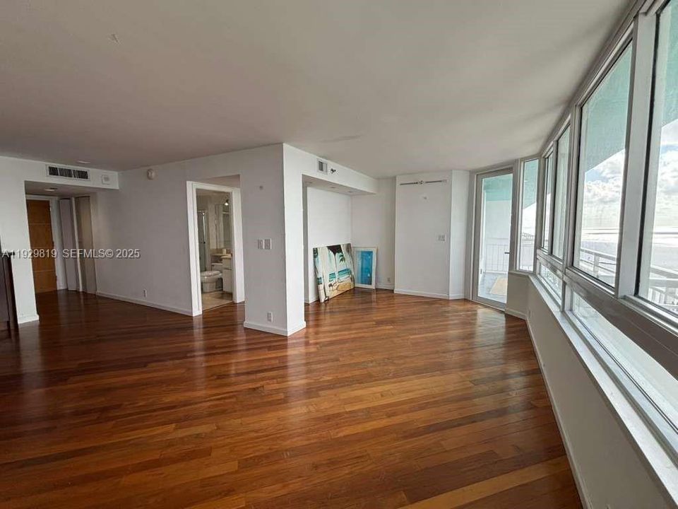 For Rent: $7,700 (2 beds, 2 baths, 1042 Square Feet)