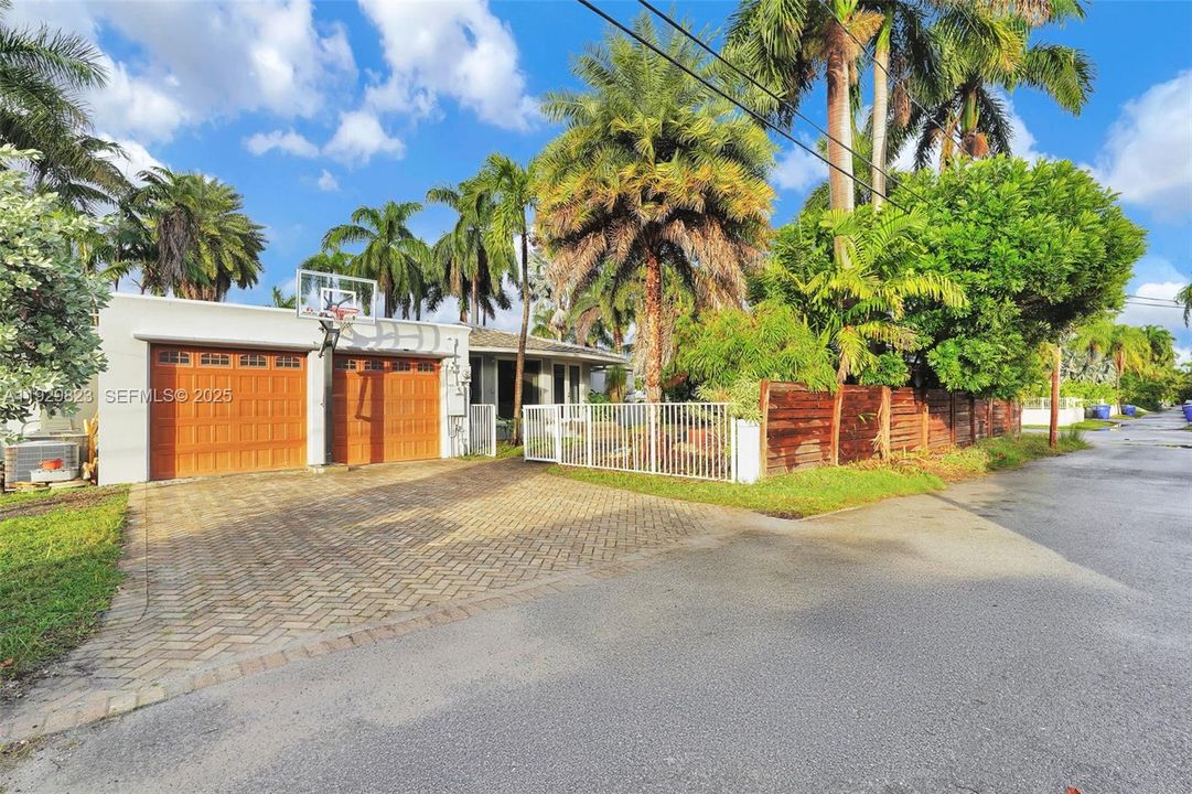 For Sale: $1,300,000 (4 beds, 3 baths, 2529 Square Feet)