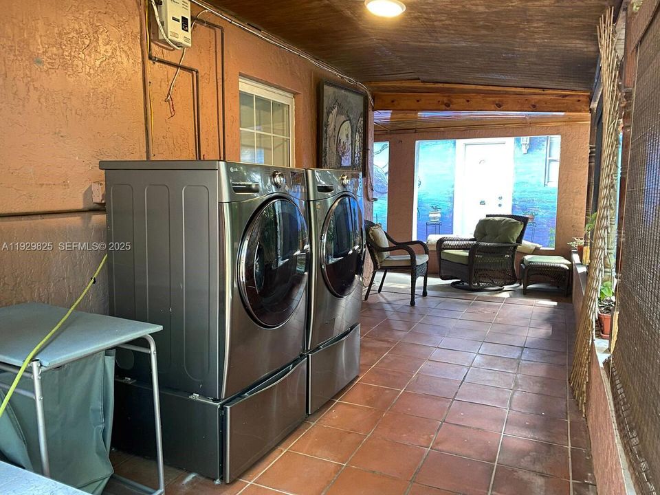 待售: $1,600,000 (5 贝兹, 5 浴室, 2194 平方英尺)