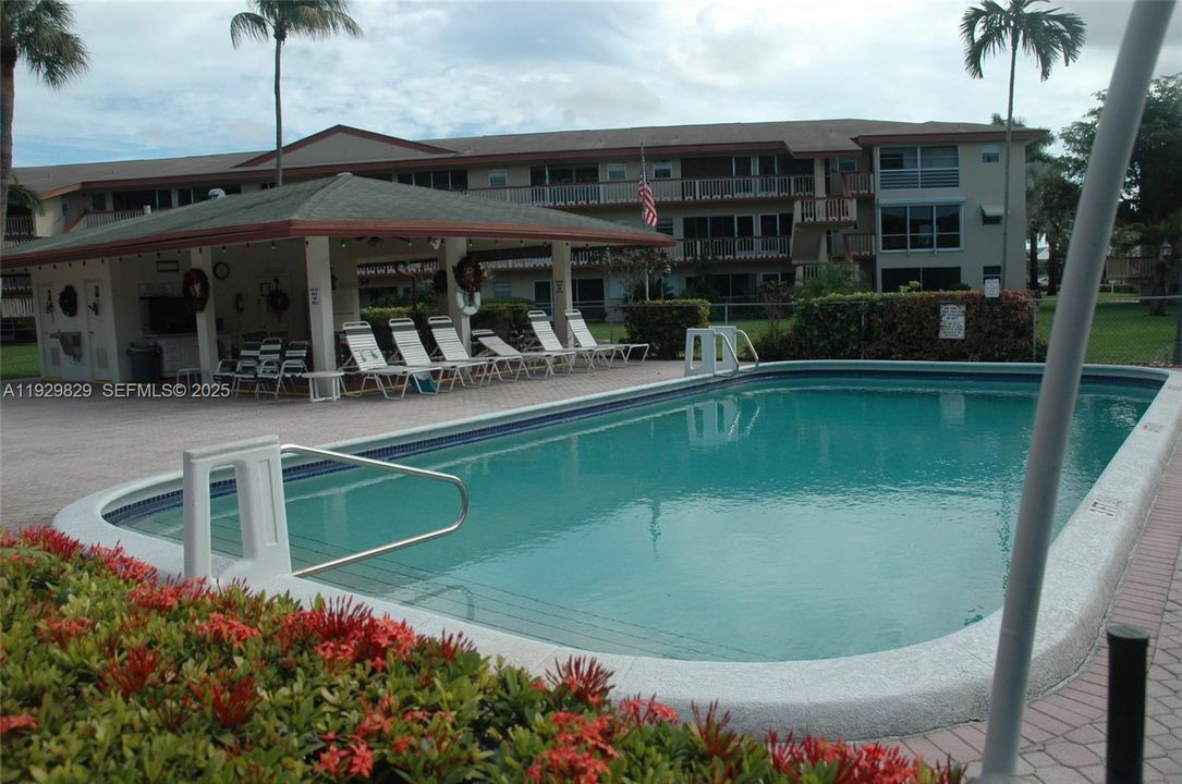 For Sale: $140,000 (2 beds, 1 baths, 880 Square Feet)