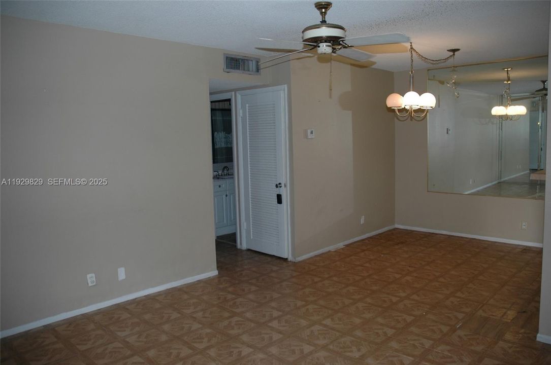 For Sale: $140,000 (2 beds, 1 baths, 880 Square Feet)