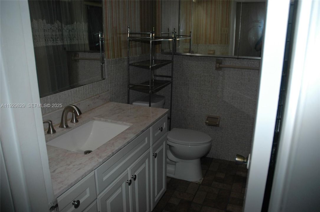 For Sale: $140,000 (2 beds, 1 baths, 880 Square Feet)