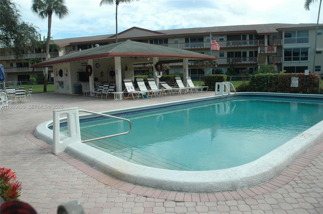 For Sale: $140,000 (2 beds, 1 baths, 880 Square Feet)