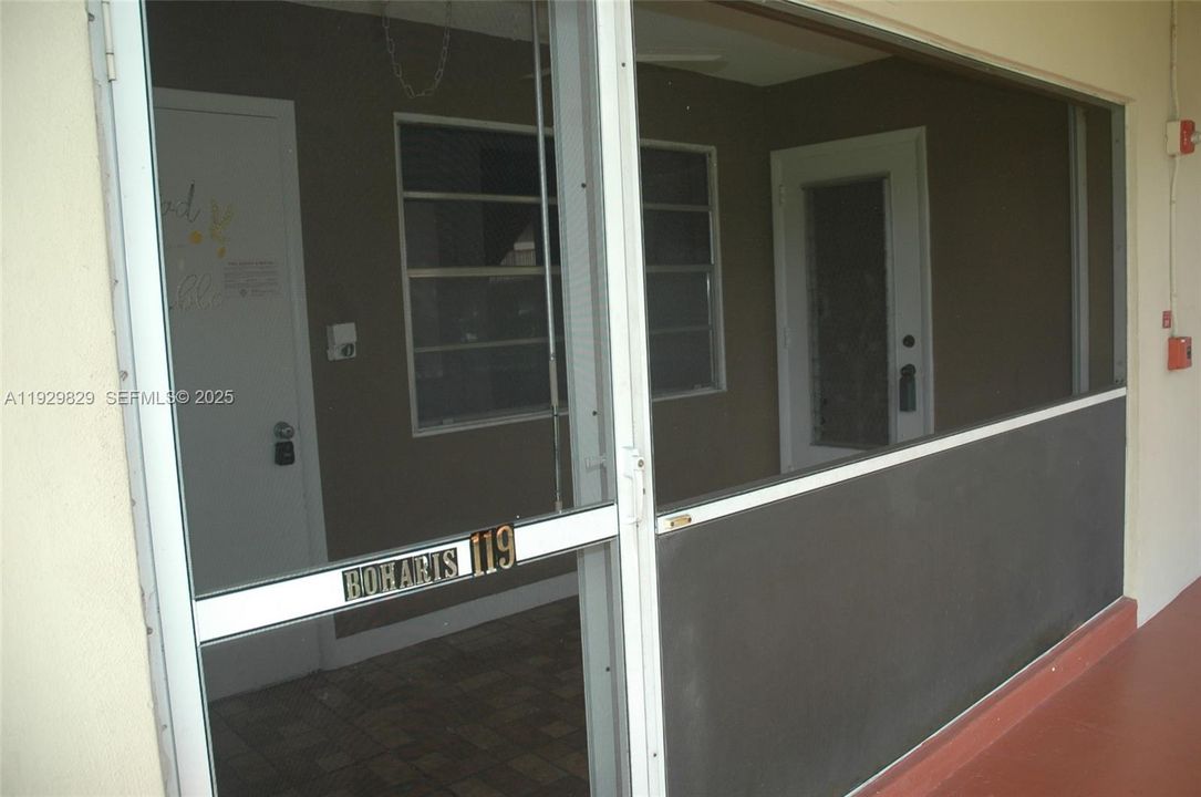 For Sale: $140,000 (2 beds, 1 baths, 880 Square Feet)