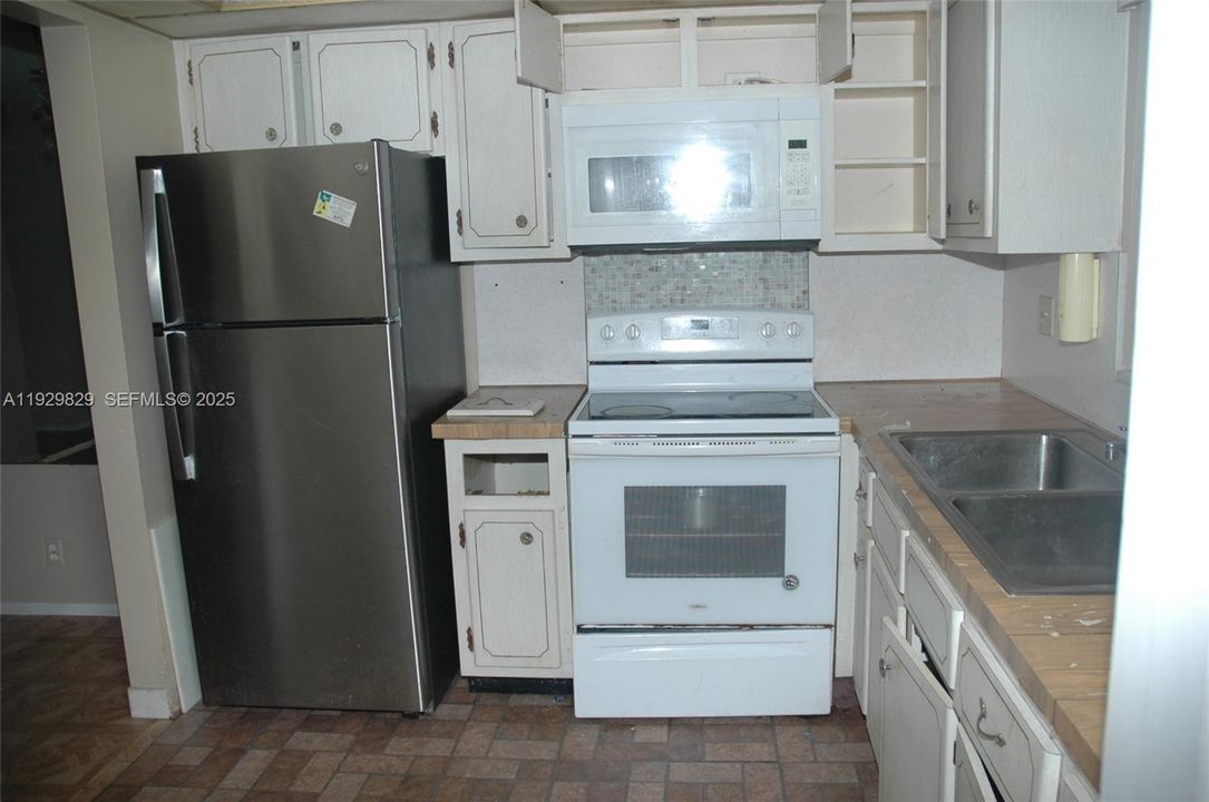 For Sale: $140,000 (2 beds, 1 baths, 880 Square Feet)