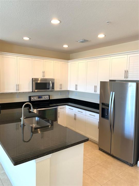 For Sale: $400,000 (2 beds, 2 baths, 1662 Square Feet)