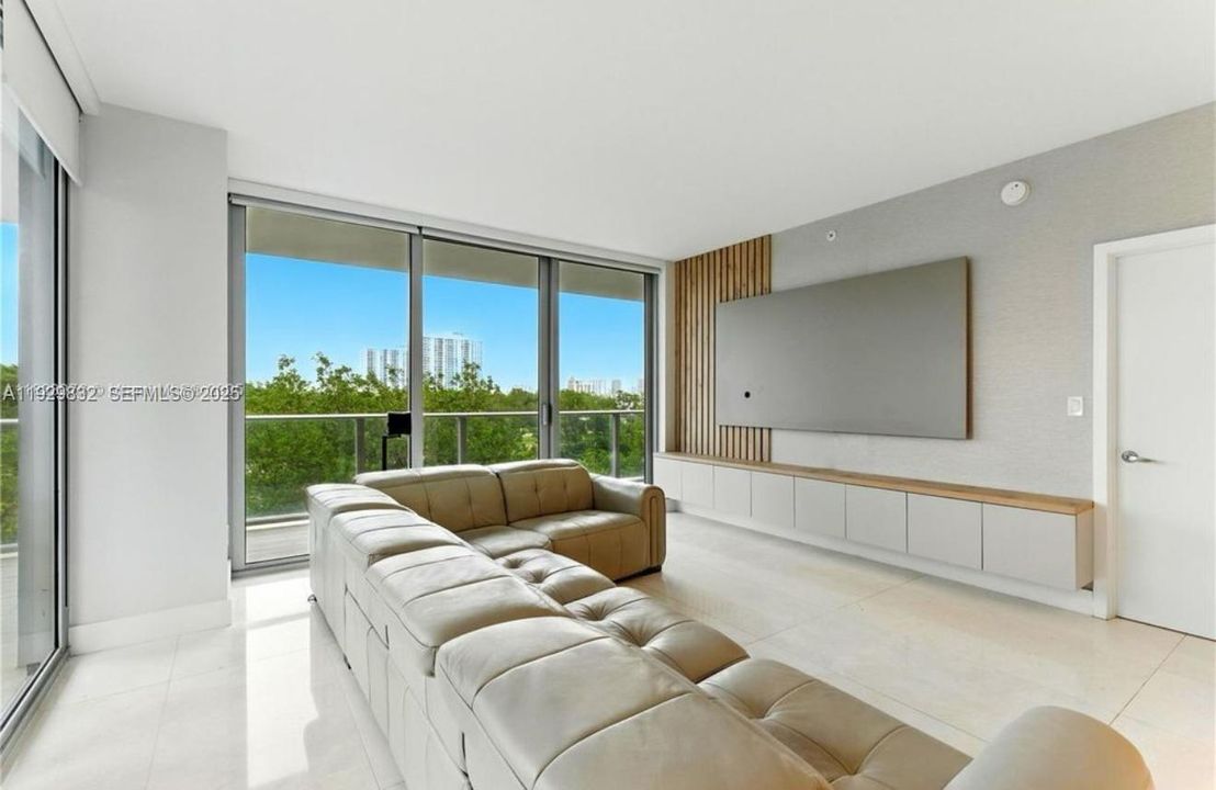 出租: $5,300 (3 贝兹, 3 浴室, 1556 平方英尺)