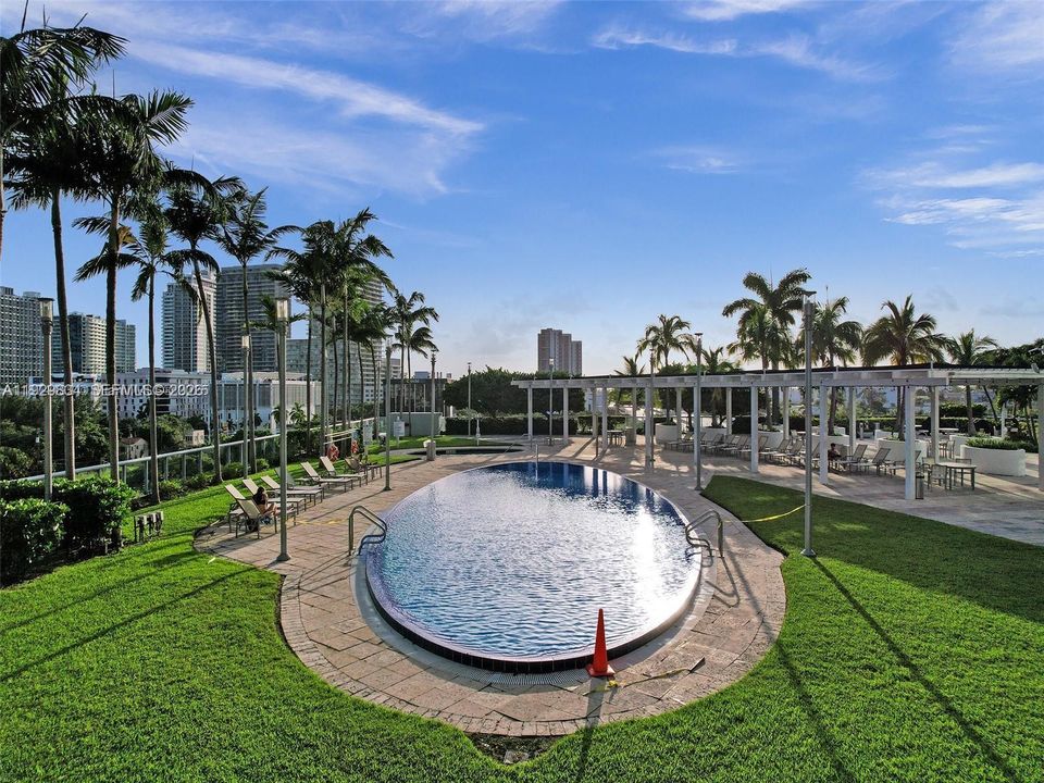 For Sale: $625,000 (2 beds, 2 baths, 1174 Square Feet)