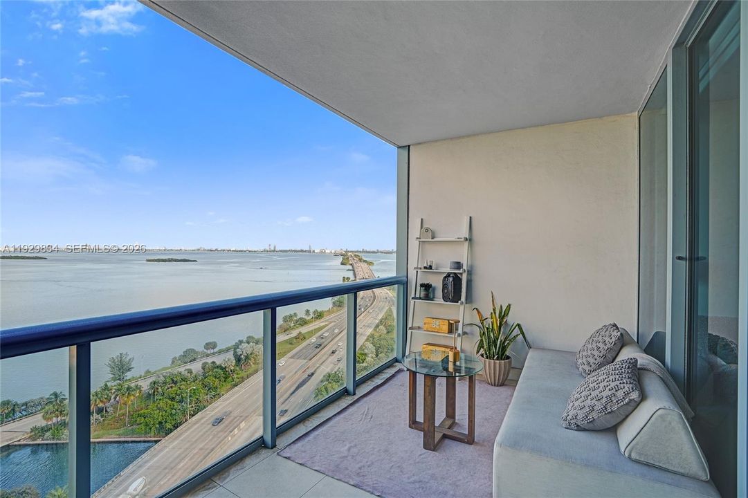 For Sale: $625,000 (2 beds, 2 baths, 1174 Square Feet)