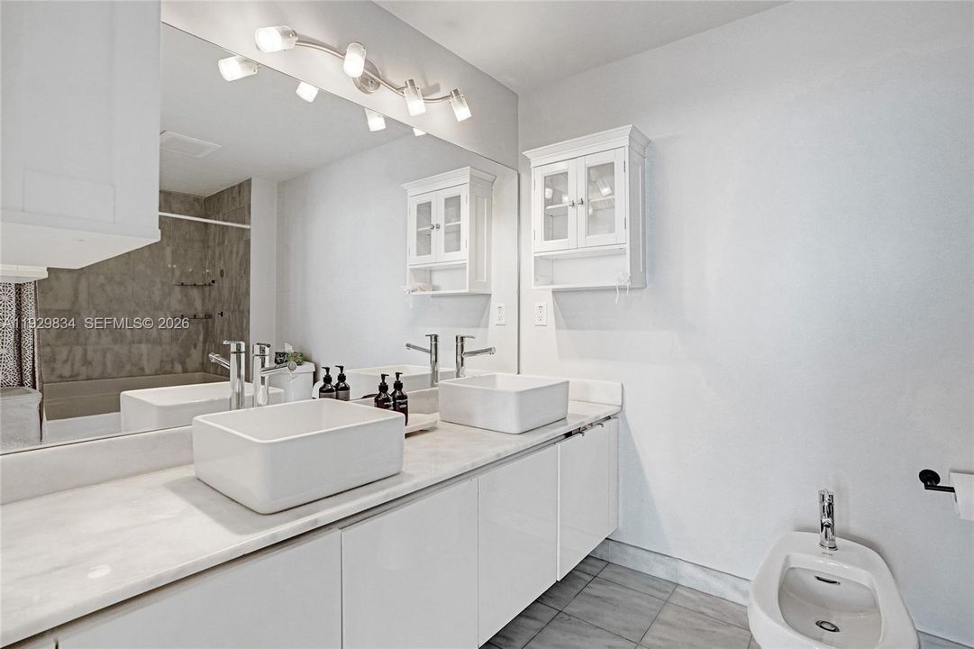 For Sale: $625,000 (2 beds, 2 baths, 1174 Square Feet)