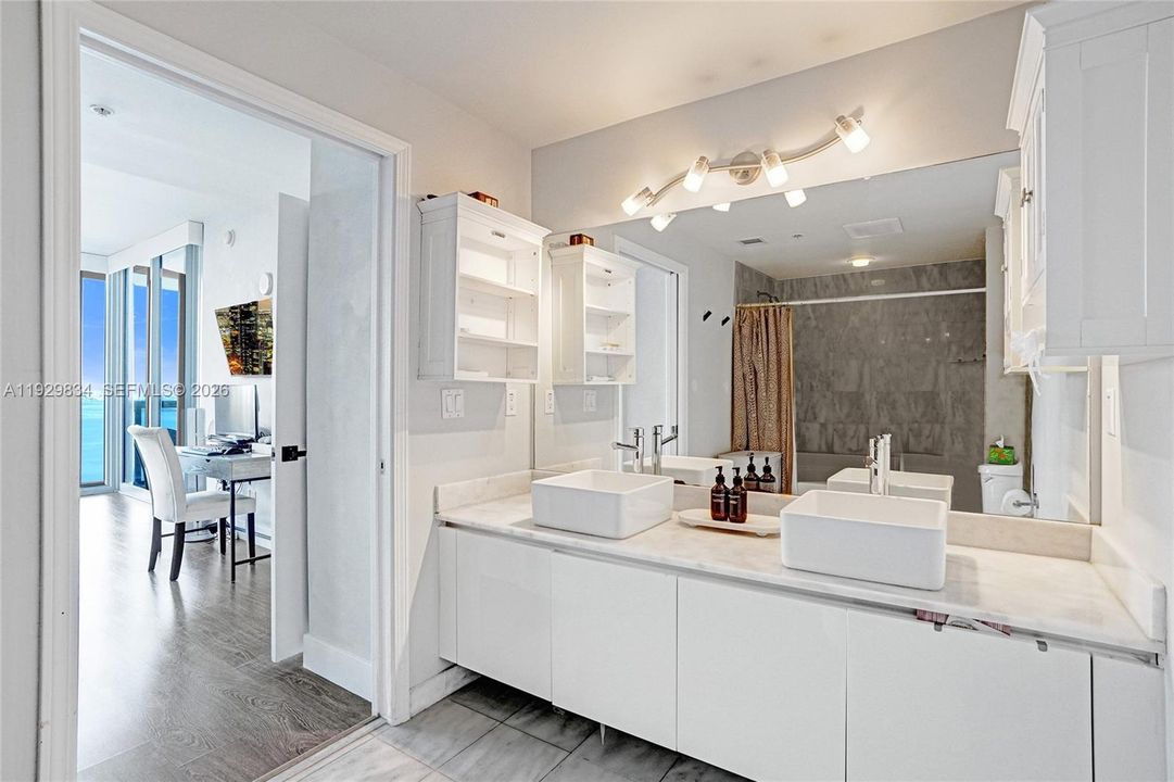 For Sale: $625,000 (2 beds, 2 baths, 1174 Square Feet)