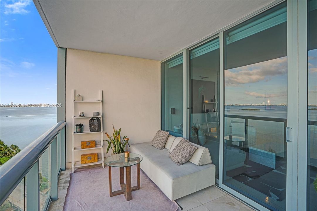 For Sale: $625,000 (2 beds, 2 baths, 1174 Square Feet)