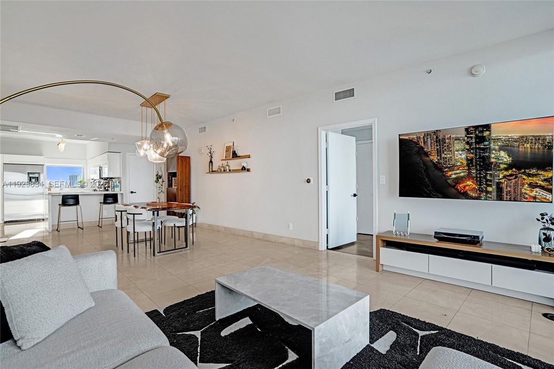 For Sale: $625,000 (2 beds, 2 baths, 1174 Square Feet)