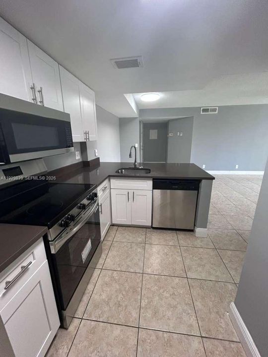 For Rent: $2,000 (2 beds, 2 baths, 965 Square Feet)
