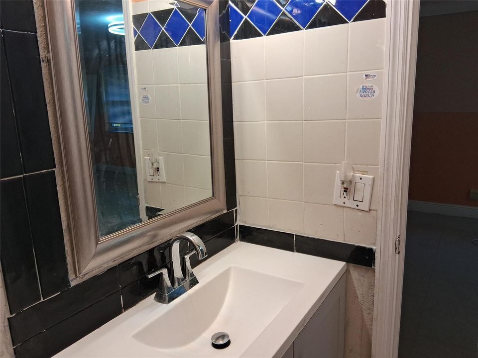 Master bathroom lavabo