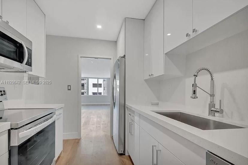 For Sale: $519,000 (1 beds, 1 baths, 980 Square Feet)