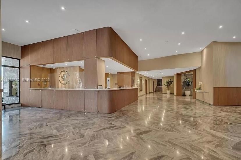 For Sale: $519,000 (1 beds, 1 baths, 980 Square Feet)