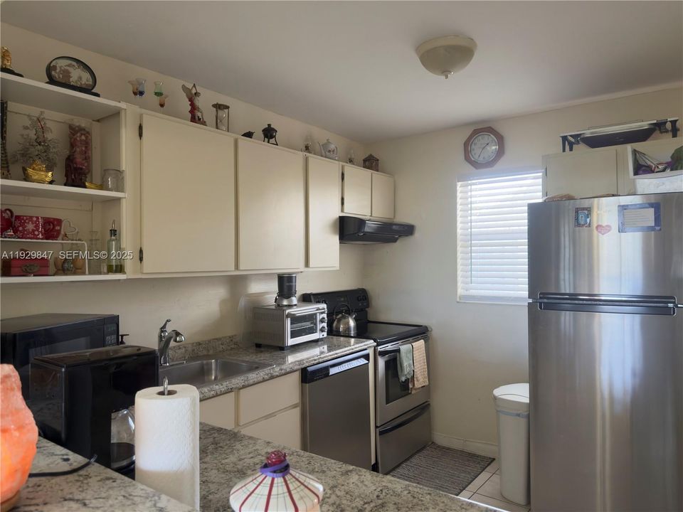 For Sale: $149,600 (2 beds, 2 baths, 970 Square Feet)
