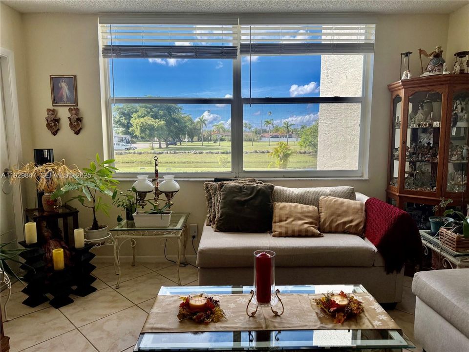 For Sale: $149,600 (2 beds, 2 baths, 970 Square Feet)