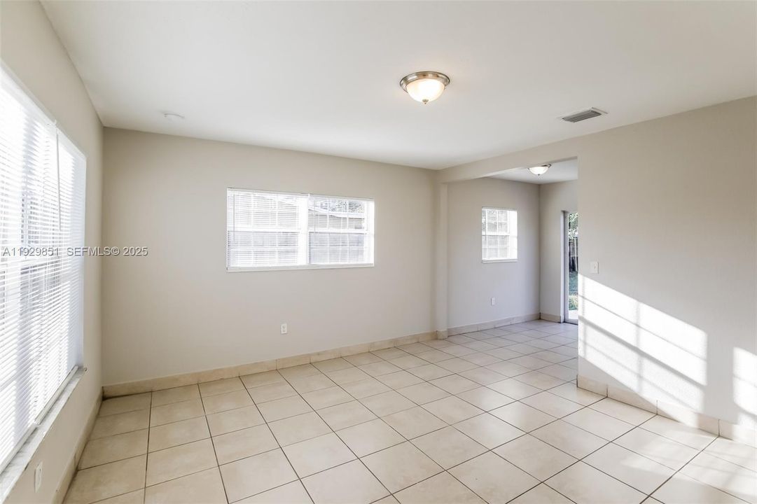 出租: $2,250 (3 贝兹, 2 浴室, 1012 平方英尺)