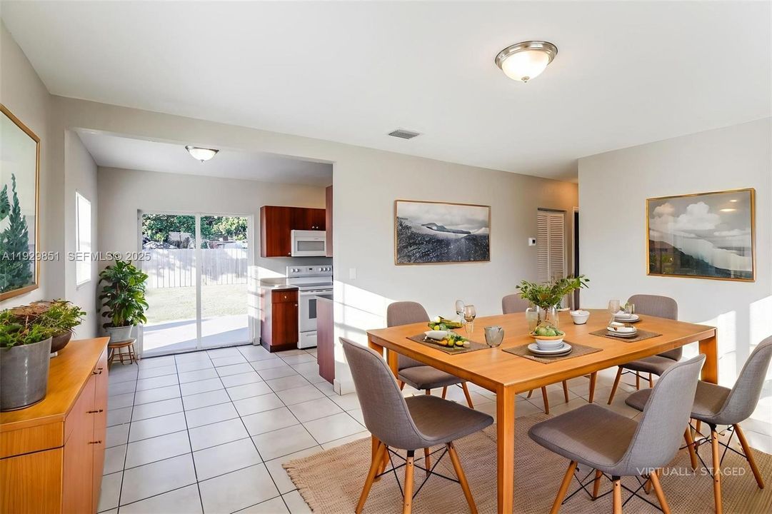 出租: $2,250 (3 贝兹, 2 浴室, 1012 平方英尺)