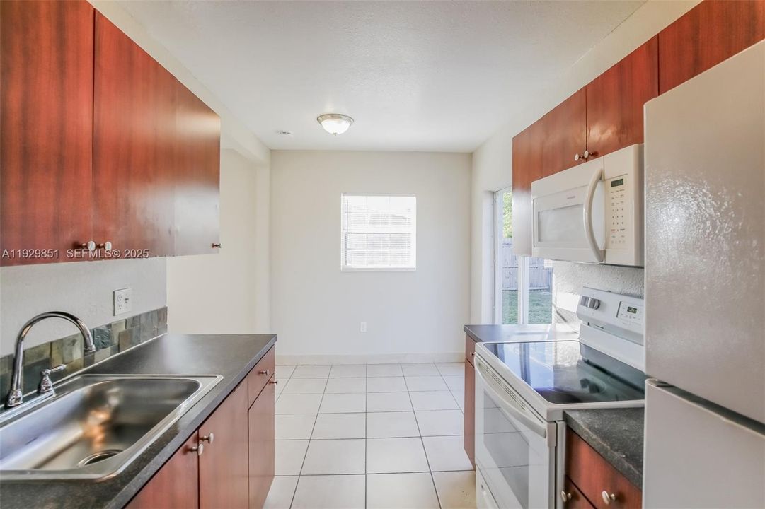 出租: $2,250 (3 贝兹, 2 浴室, 1012 平方英尺)