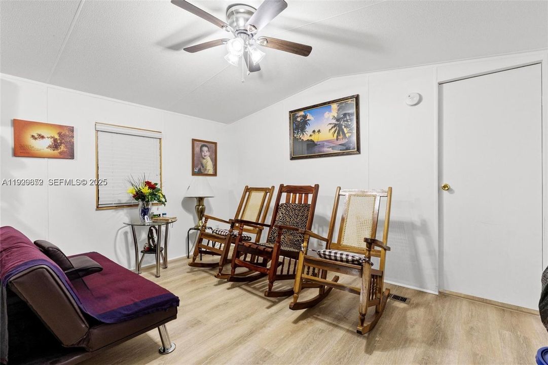 待售: $104,000 (2 贝兹, 1 浴室, 1000 平方英尺)