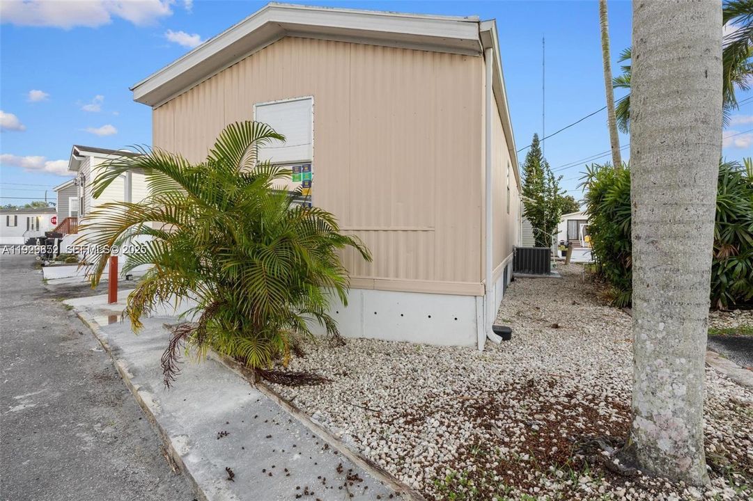 待售: $104,000 (2 贝兹, 1 浴室, 1000 平方英尺)