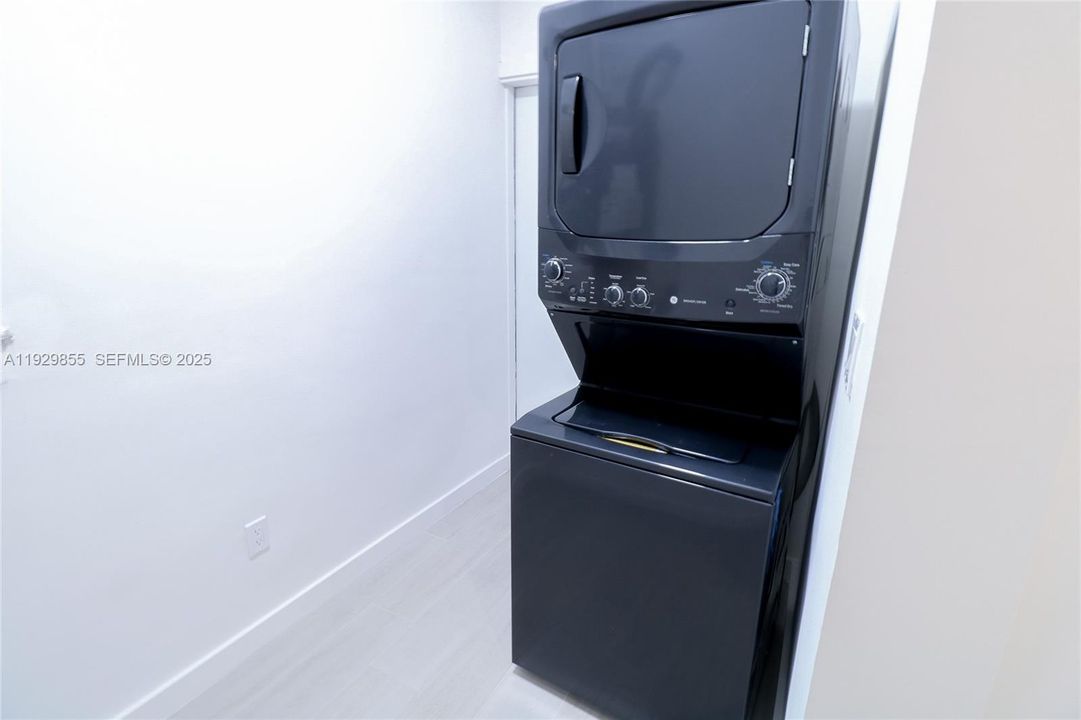 出租: $2,275 (2 贝兹, 1 浴室, 825 平方英尺)