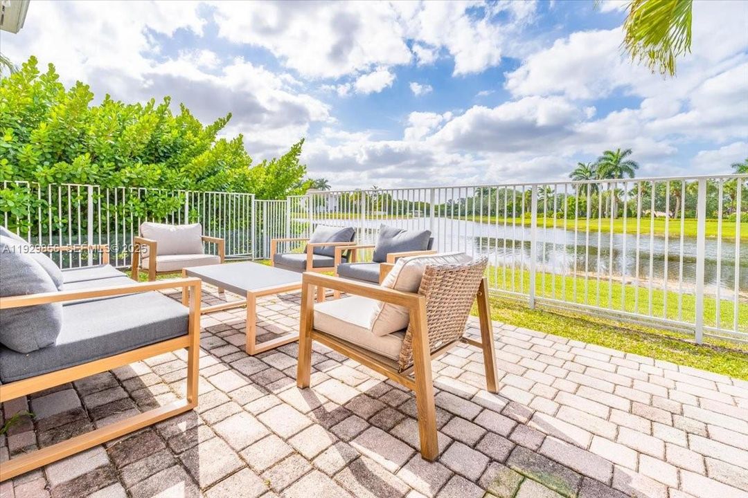 На продажу: $875,000 (4 спален, 2 ванн, 2136 Квадратных фут)