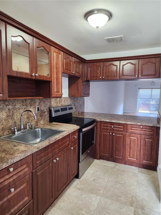 В аренду: $2,400 (2 спален, 1 ванн, 1120 Квадратных фут)