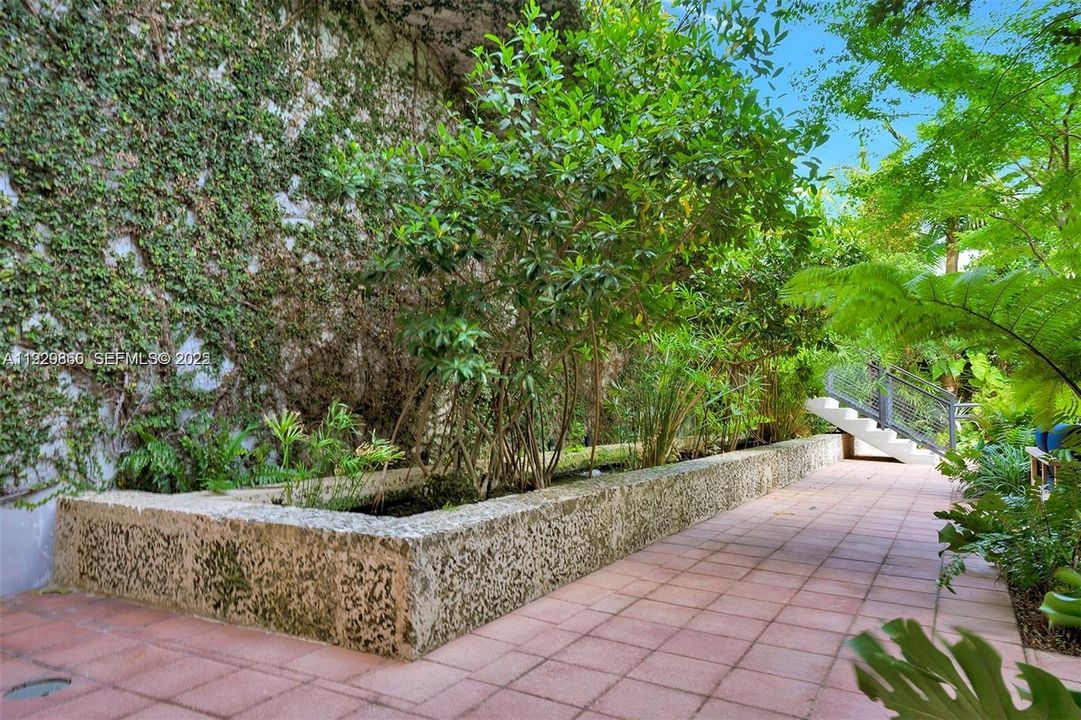 For Sale: $1,590,000 (2 beds, 2 baths, 1906 Square Feet)