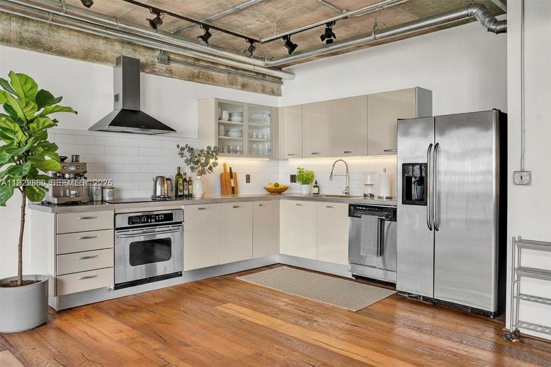 For Sale: $1,590,000 (2 beds, 2 baths, 1906 Square Feet)