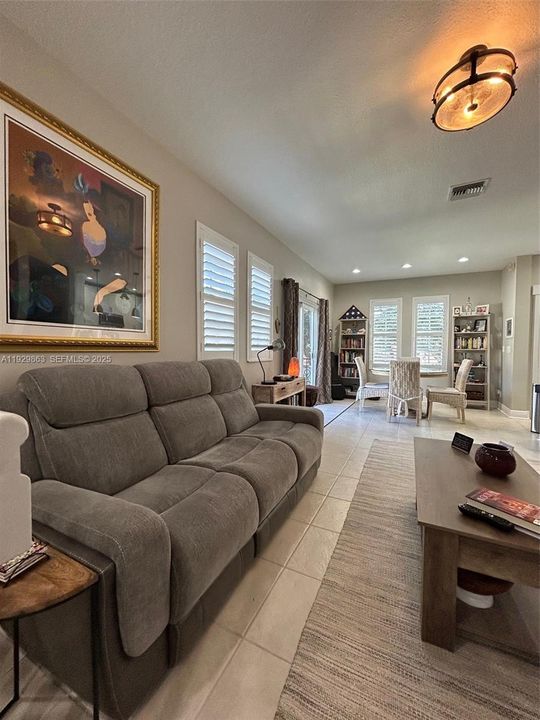 En Venta: $449,000 (2 camas, 2 baños, 1144 Pies cuadrados)