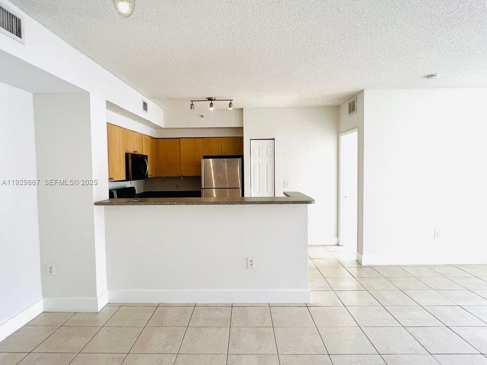 For Rent: $2,400 (2 beds, 2 baths, 1000 Square Feet)