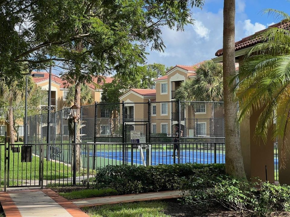 For Rent: $2,400 (2 beds, 2 baths, 1000 Square Feet)