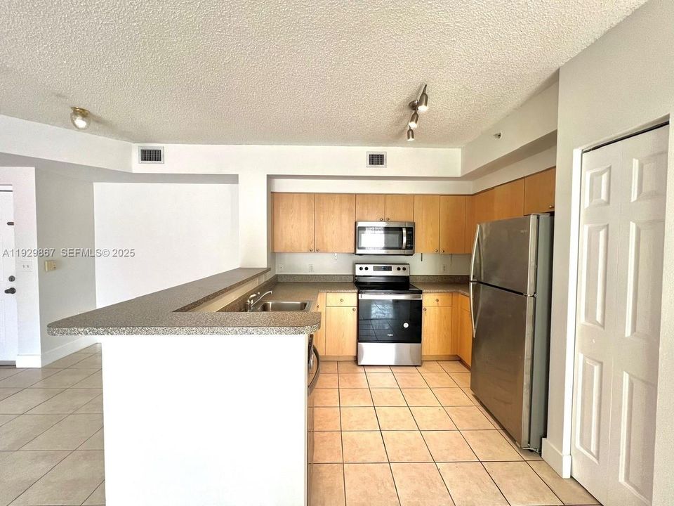 For Rent: $2,400 (2 beds, 2 baths, 1000 Square Feet)