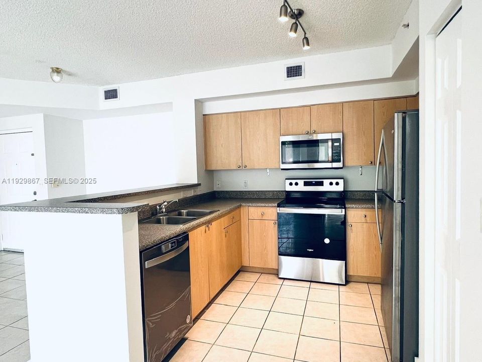 For Rent: $2,400 (2 beds, 2 baths, 1000 Square Feet)