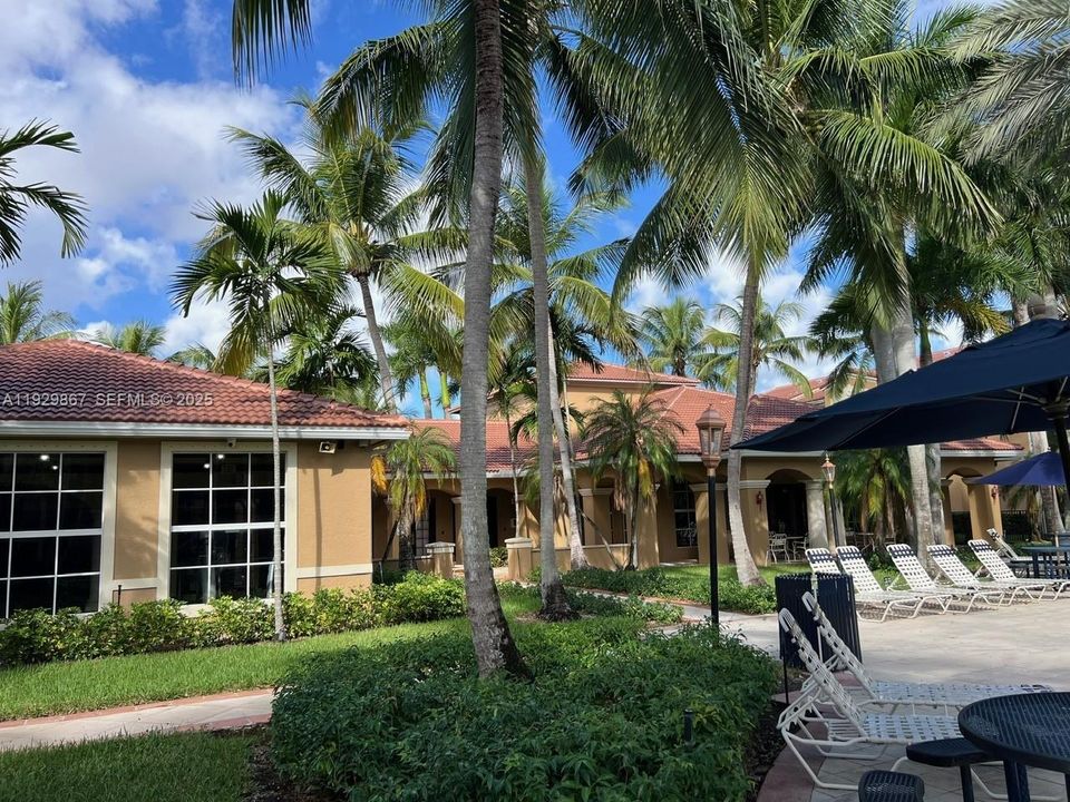 For Rent: $2,400 (2 beds, 2 baths, 1000 Square Feet)