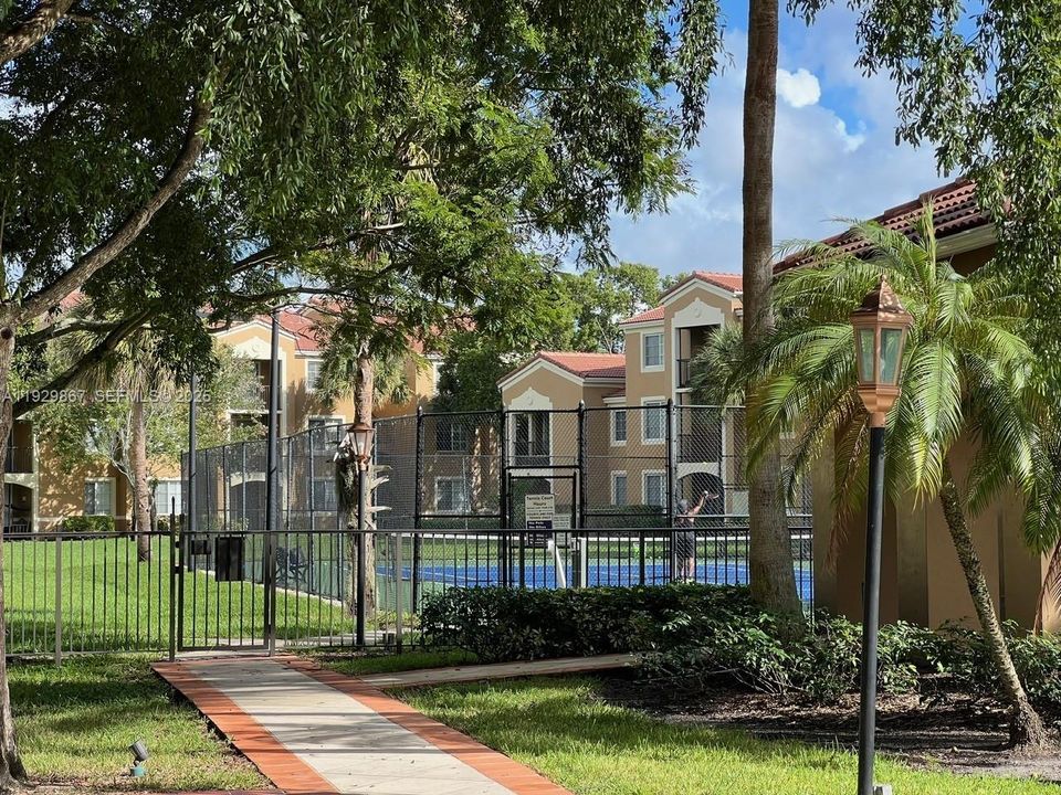 For Rent: $2,400 (2 beds, 2 baths, 1000 Square Feet)