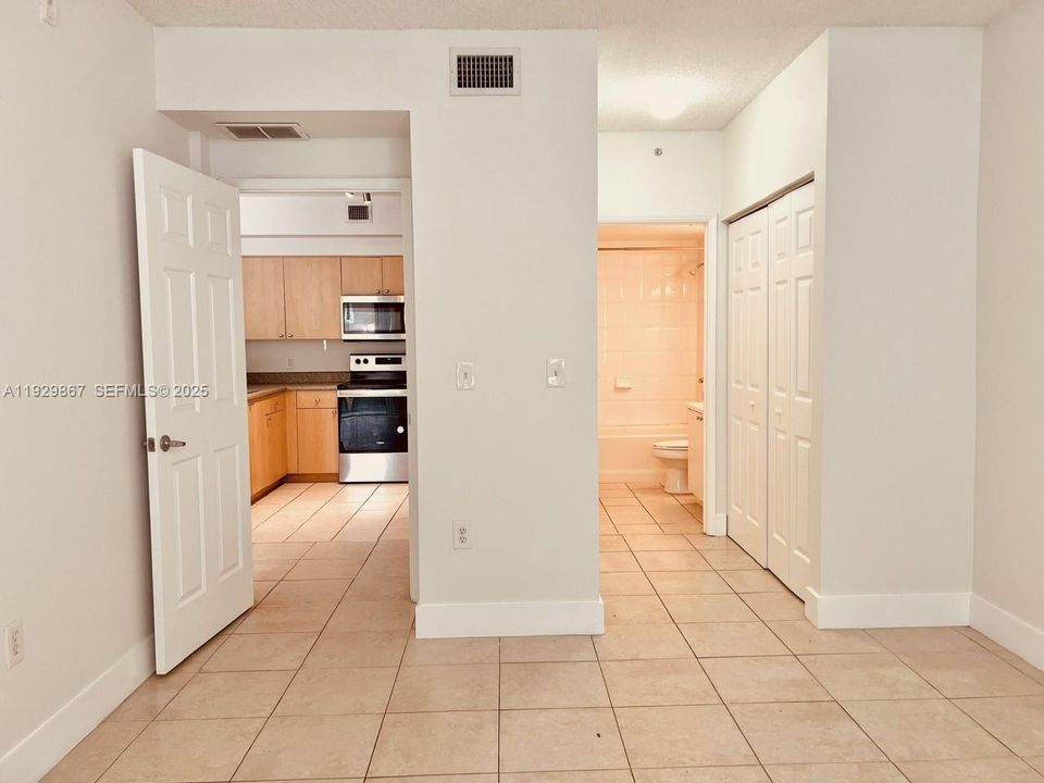 For Rent: $2,400 (2 beds, 2 baths, 1000 Square Feet)